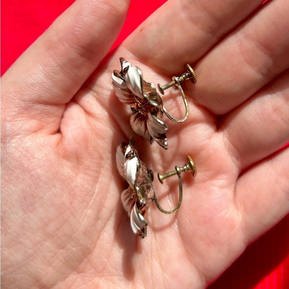 Vintage 1940s/50s Coro Dogwood Blossom Earrings – Enamel & Rhinestone - Picture 5 of 5